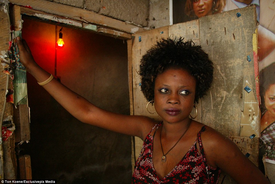 Viaggio nei bordelli nigeriani: tra prostitute bambine e il divieto di usare il preservativo