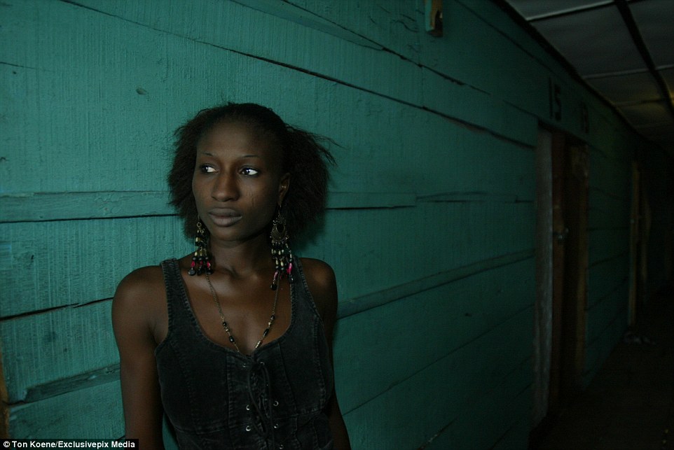 Viaggio nei bordelli nigeriani: tra prostitute bambine e il divieto di usare il preservativo