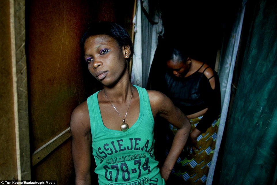 Viaggio nei bordelli nigeriani: tra prostitute bambine e il divieto di usare il preservativo