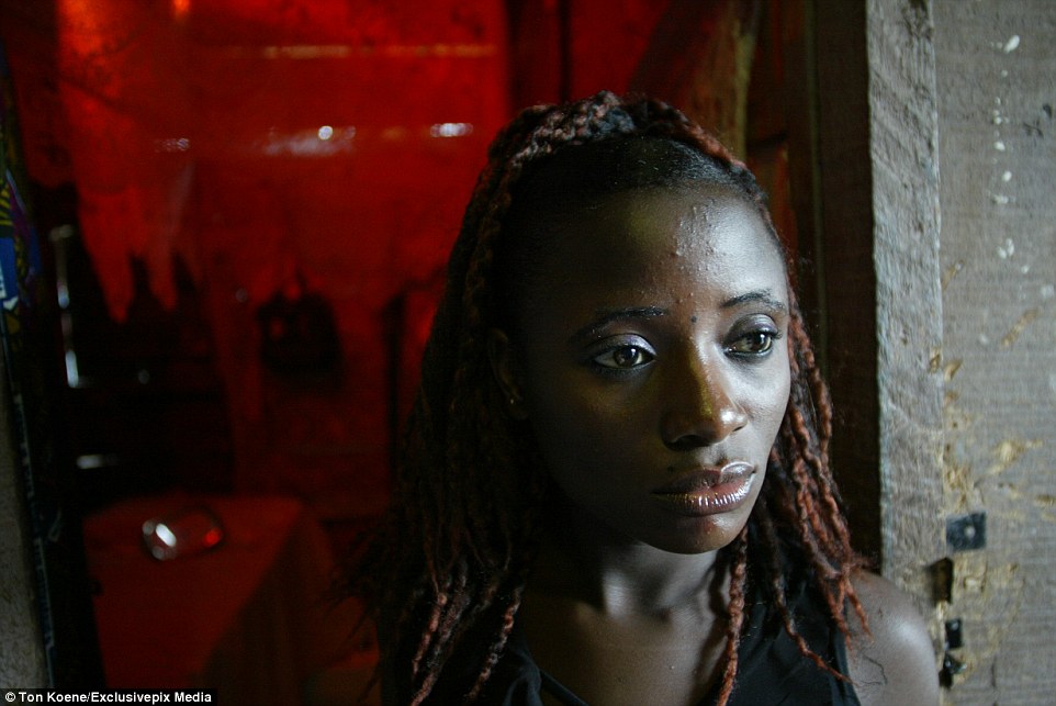 Viaggio nei bordelli nigeriani: tra prostitute bambine e il divieto di usare il preservativo