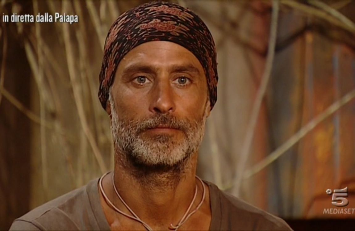 Isola dei Famosi: amore tra Bettarini e la naufraga, la Marcuzzi sbotta con Raz