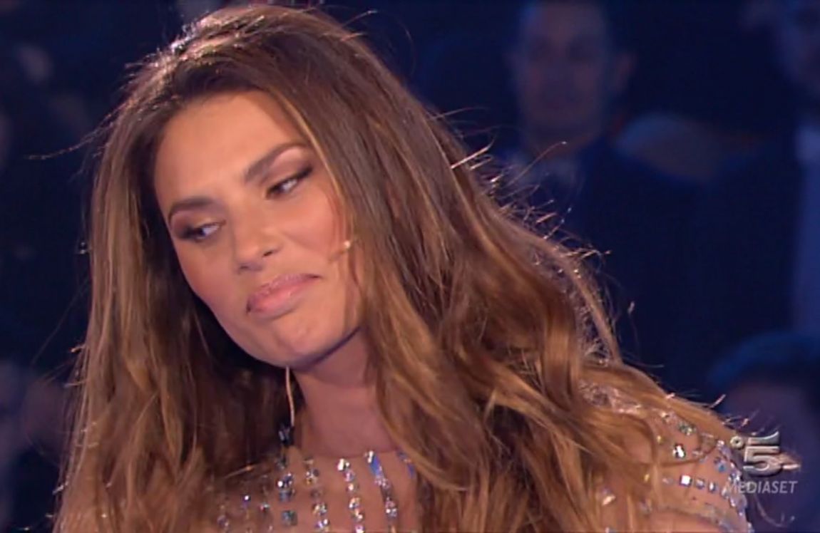 Isola dei Famosi: amore tra Bettarini e la naufraga, la Marcuzzi sbotta con Raz