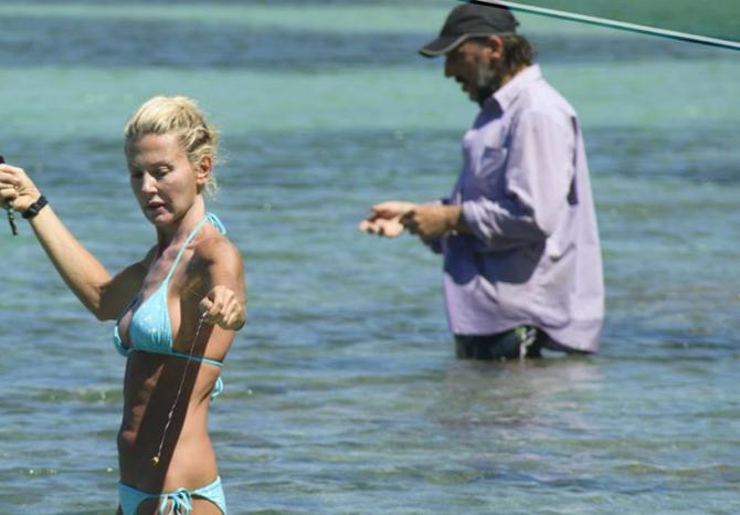 Isola dei Famosi: amore tra Bettarini e la naufraga, la Marcuzzi sbotta con Raz