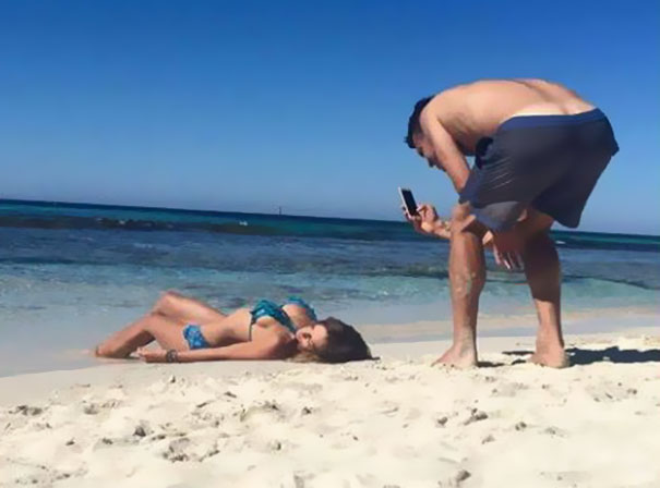 Cosa non si fa per amore... la dura vita dei fidanzati "selfie-stick"