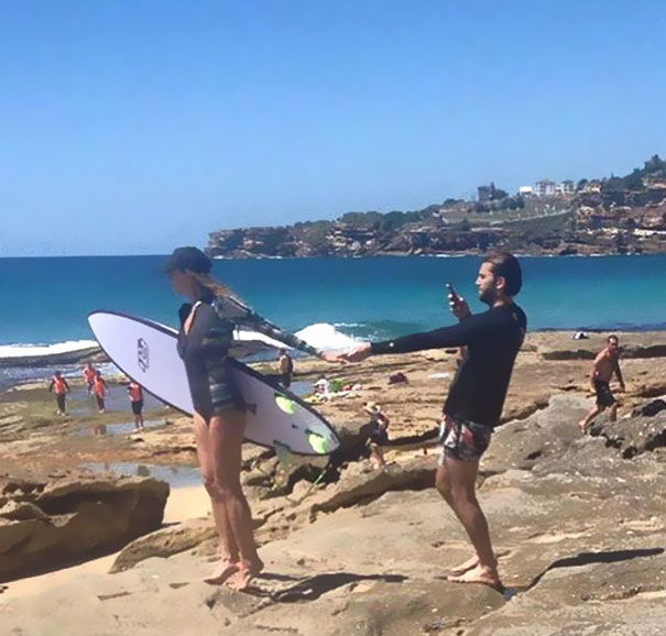 Cosa non si fa per amore... la dura vita dei fidanzati "selfie-stick"