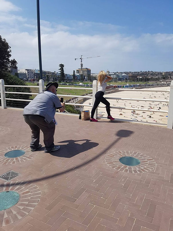 Cosa non si fa per amore... la dura vita dei fidanzati "selfie-stick"