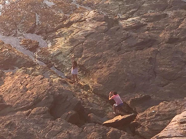 Cosa non si fa per amore... la dura vita dei fidanzati "selfie-stick"
