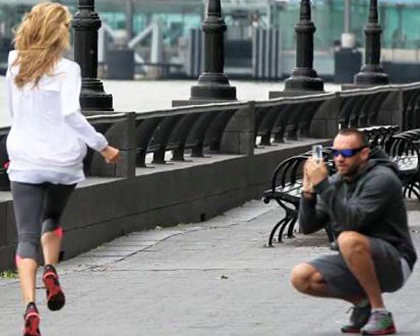 Cosa non si fa per amore... la dura vita dei fidanzati "selfie-stick"