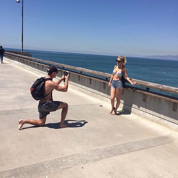 Cosa non si fa per amore... la dura vita dei fidanzati "selfie-stick"