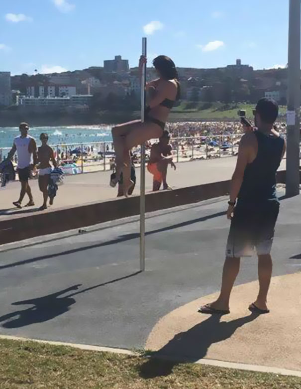 Cosa non si fa per amore... la dura vita dei fidanzati "selfie-stick"