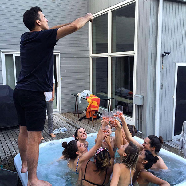 Cosa non si fa per amore... la dura vita dei fidanzati "selfie-stick"