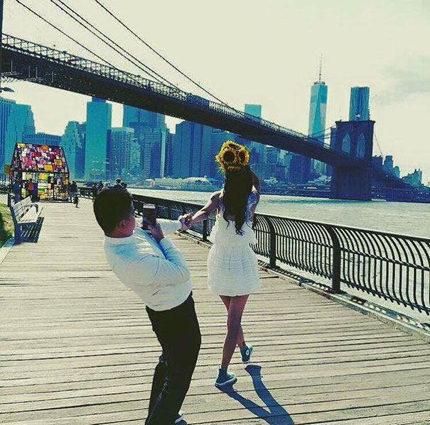 Cosa non si fa per amore... la dura vita dei fidanzati "selfie-stick"