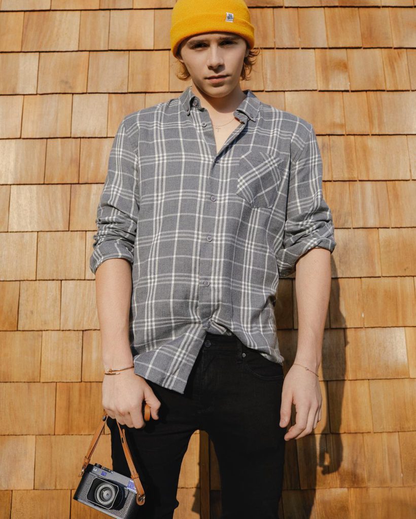 Tale padre, tale figlio? Brooklyn Beckham lava i piatti e conquista il web