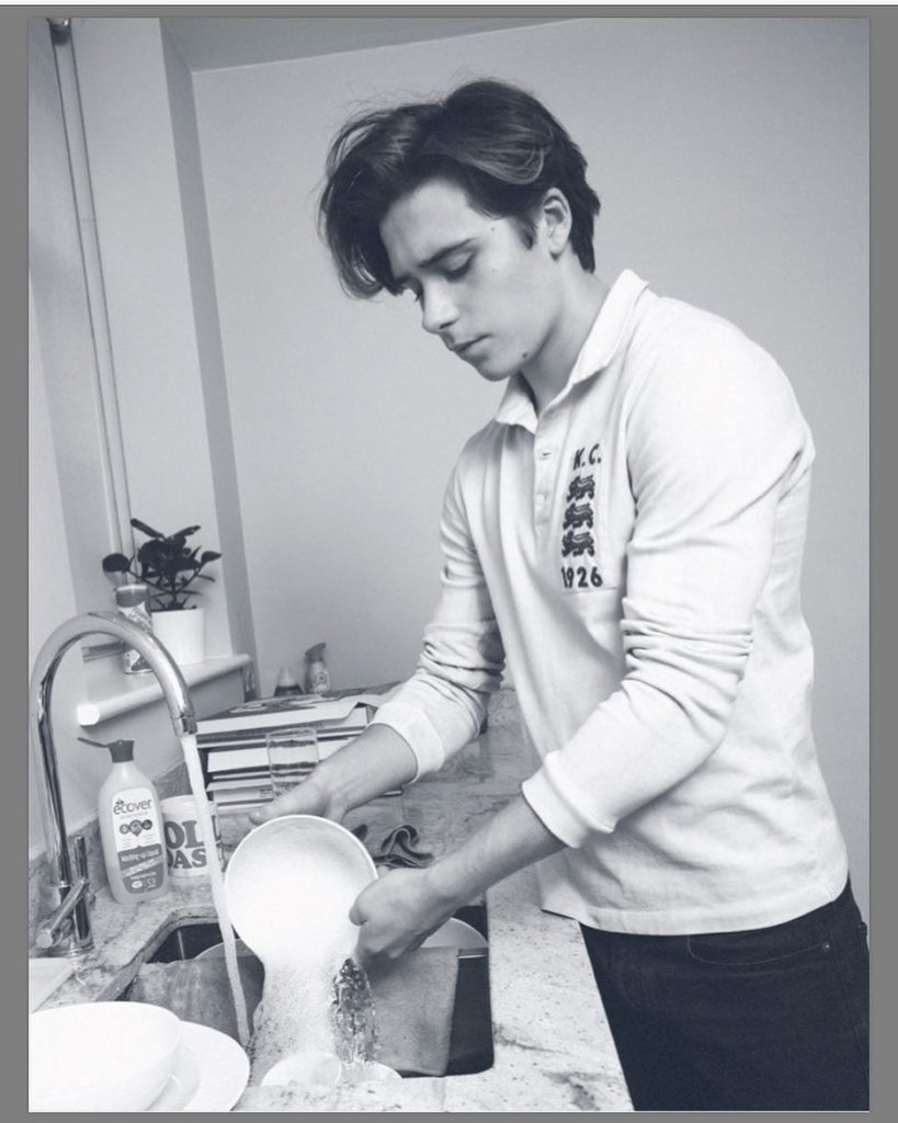 Tale padre, tale figlio? Brooklyn Beckham lava i piatti e conquista il web