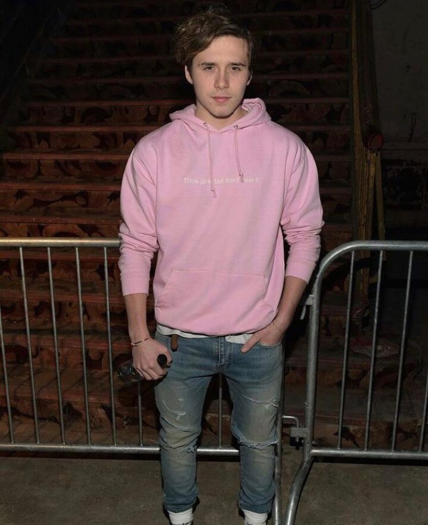Tale padre, tale figlio? Brooklyn Beckham lava i piatti e conquista il web