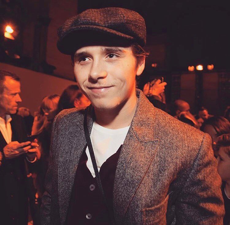 Tale padre, tale figlio? Brooklyn Beckham lava i piatti e conquista il web
