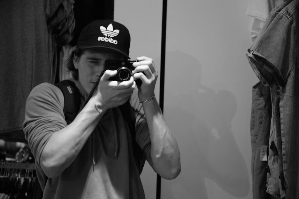 Tale padre, tale figlio? Brooklyn Beckham lava i piatti e conquista il web