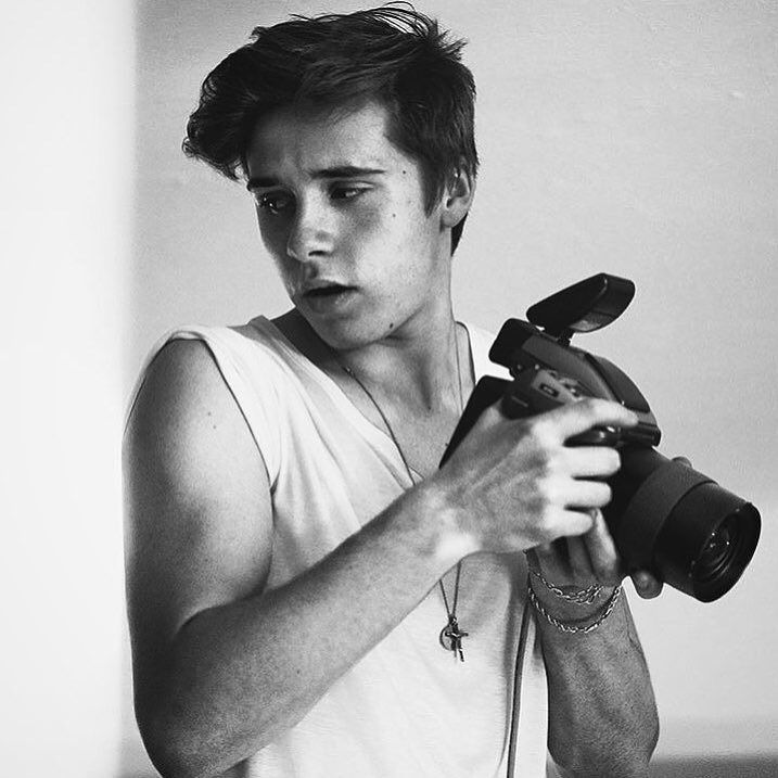 Tale padre, tale figlio? Brooklyn Beckham lava i piatti e conquista il web