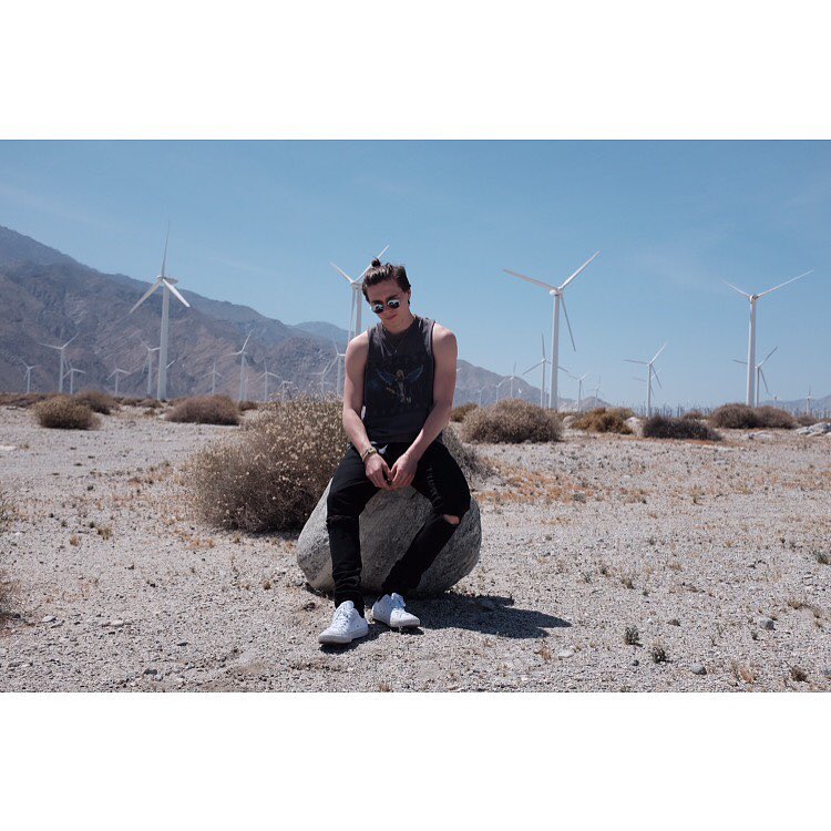 Tale padre, tale figlio? Brooklyn Beckham lava i piatti e conquista il web