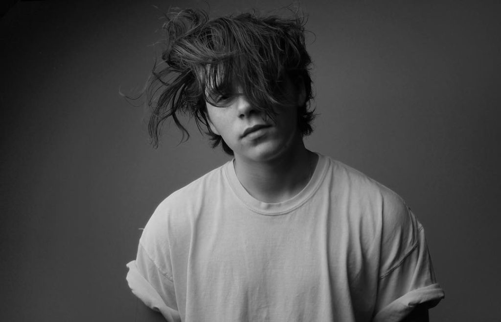 Tale padre, tale figlio? Brooklyn Beckham lava i piatti e conquista il web