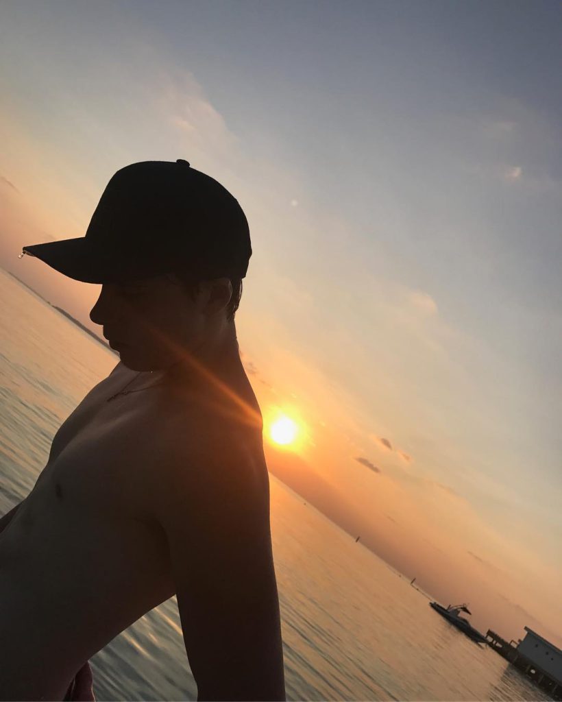 Tale padre, tale figlio? Brooklyn Beckham lava i piatti e conquista il web