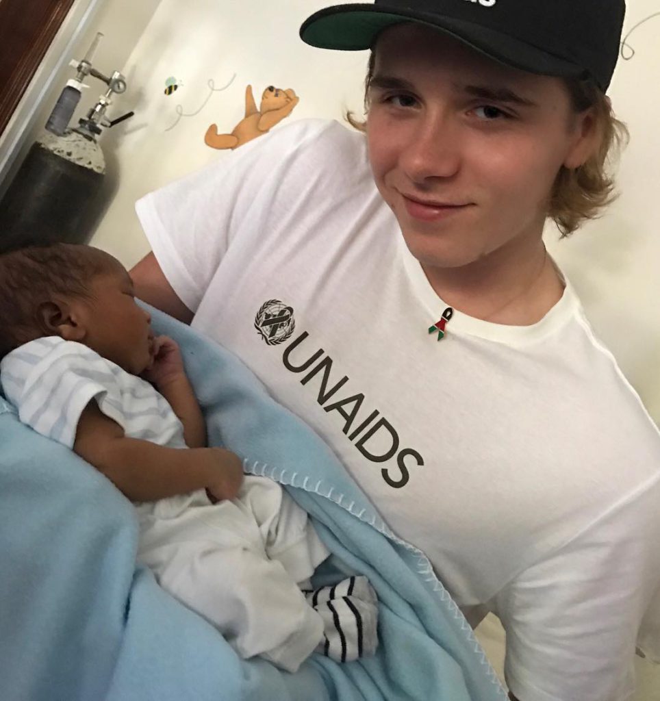 Tale padre, tale figlio? Brooklyn Beckham lava i piatti e conquista il web