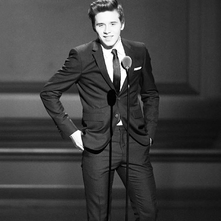 Tale padre, tale figlio? Brooklyn Beckham lava i piatti e conquista il web