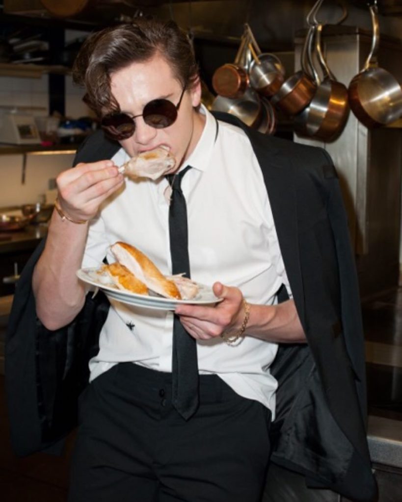 Tale padre, tale figlio? Brooklyn Beckham lava i piatti e conquista il web