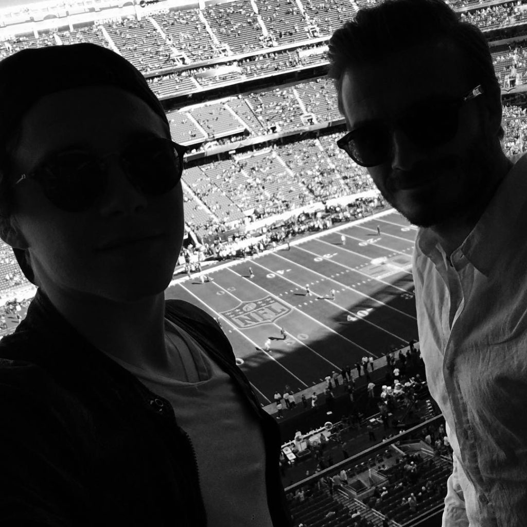 Tale padre, tale figlio? Brooklyn Beckham lava i piatti e conquista il web