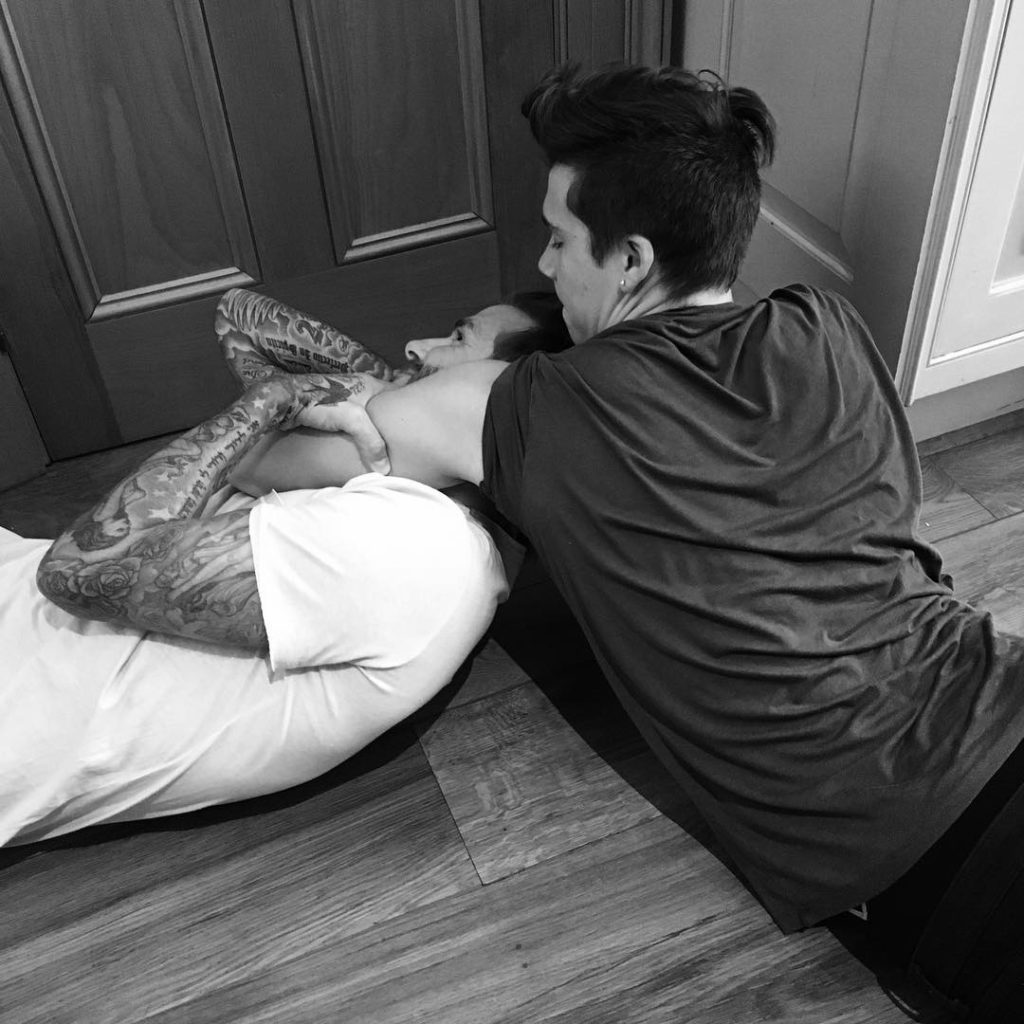 Tale padre, tale figlio? Brooklyn Beckham lava i piatti e conquista il web