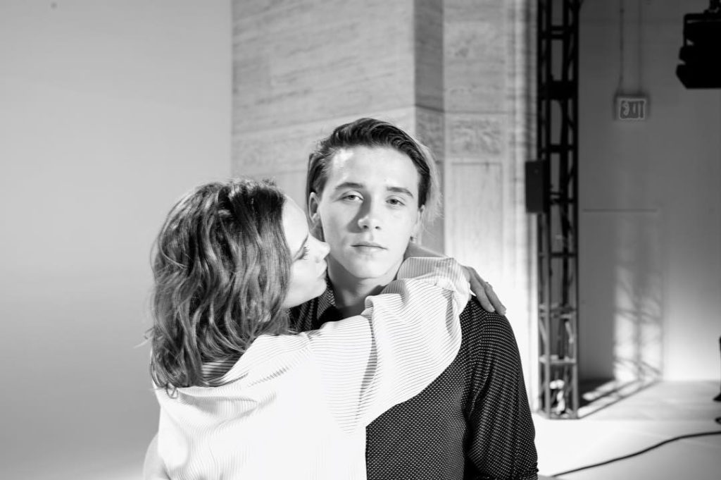 Tale padre, tale figlio? Brooklyn Beckham lava i piatti e conquista il web