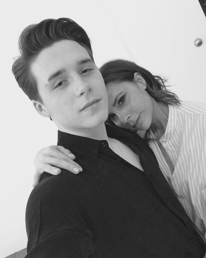 Tale padre, tale figlio? Brooklyn Beckham lava i piatti e conquista il web