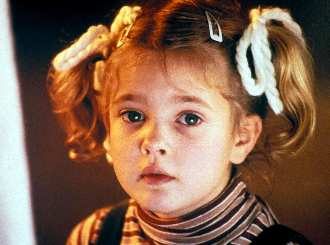 Dal tentato suicidio a 14 anni alla rinascita: com'è cambiata Drew Barrymore