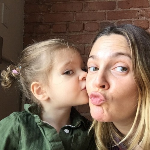 Dal tentato suicidio a 14 anni alla rinascita: com'è cambiata Drew Barrymore
