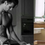 Non solo super sexy, ma anche bravi nelle faccende di casa: ecco gli uomini ideali per noi