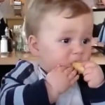 Bleah che schifo! Le divertenti reazione dei bimbi che assaggiano il limone