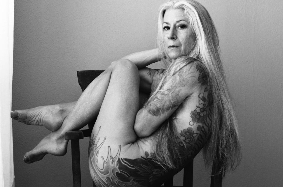 56 anni, tatuaggi e piercing intimi: "Si può essere sexy e mostrarlo a qualsiasi età"