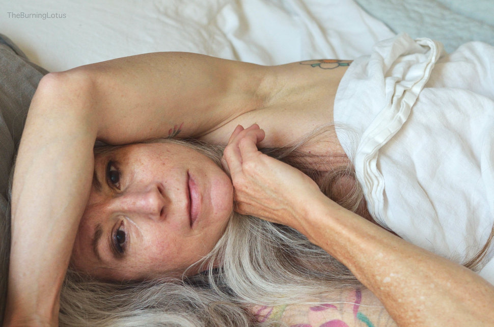 56 anni, tatuaggi e piercing intimi: "Si può essere sexy e mostrarlo a qualsiasi età"