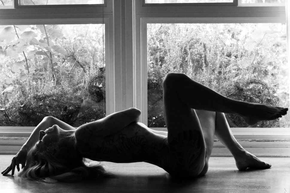 56 anni, tatuaggi e piercing intimi: "Si può essere sexy e mostrarlo a qualsiasi età"