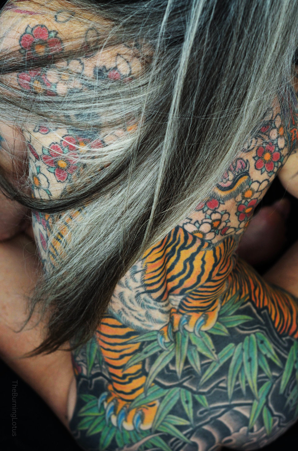 56 anni, tatuaggi e piercing intimi: "Si può essere sexy e mostrarlo a qualsiasi età"