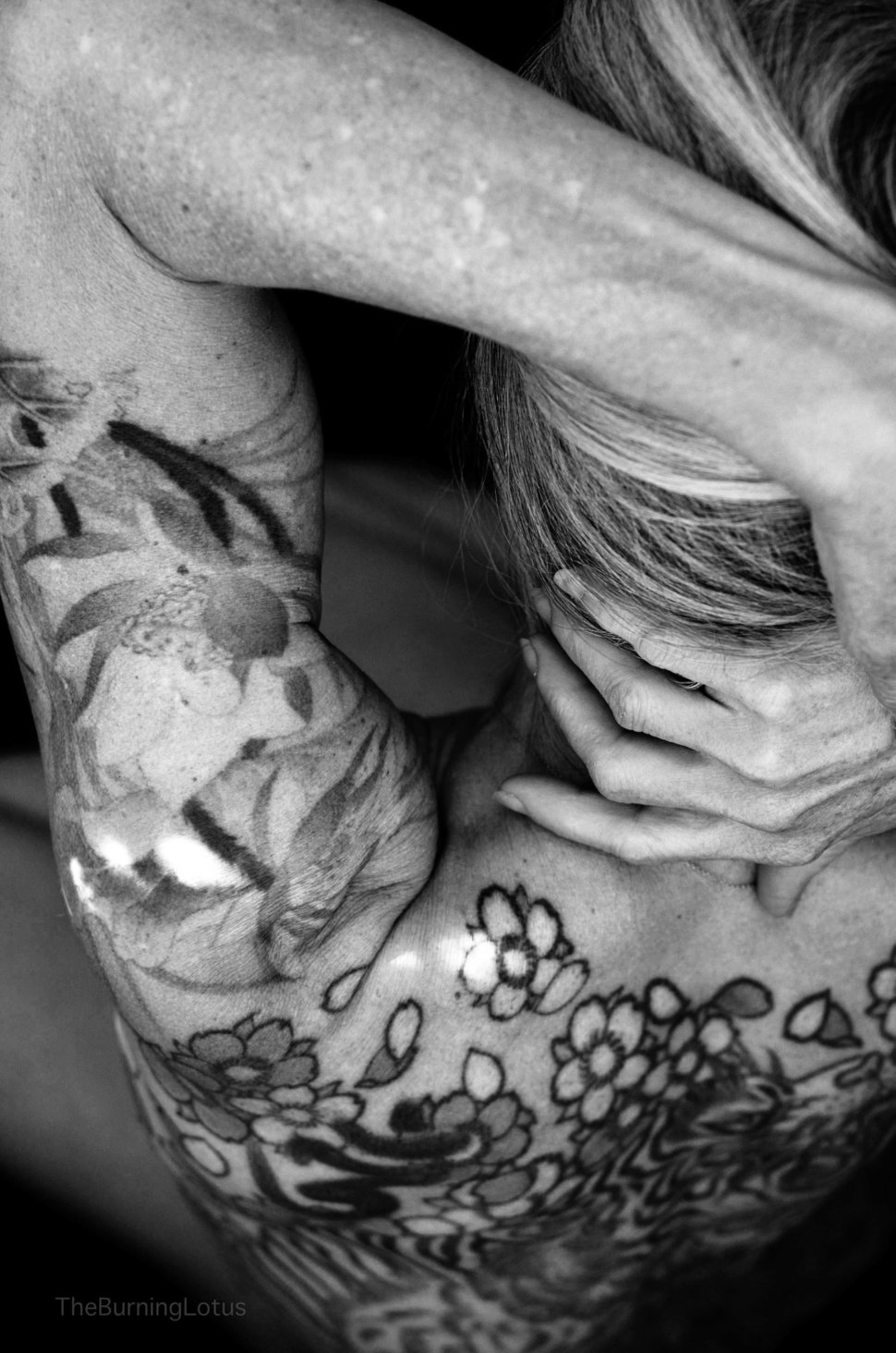 56 anni, tatuaggi e piercing intimi: "Si può essere sexy e mostrarlo a qualsiasi età"