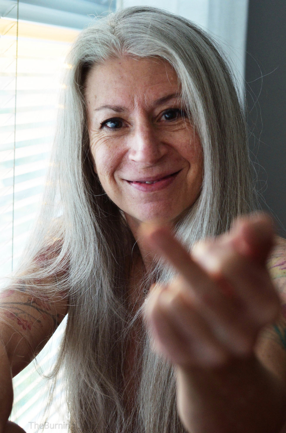 56 anni, tatuaggi e piercing intimi: "Si può essere sexy e mostrarlo a qualsiasi età"