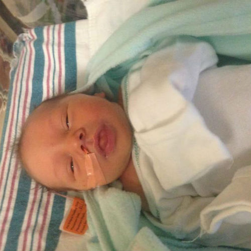 Felici di essere vivi. Il sorriso della neonata prematura e dei suoi amici