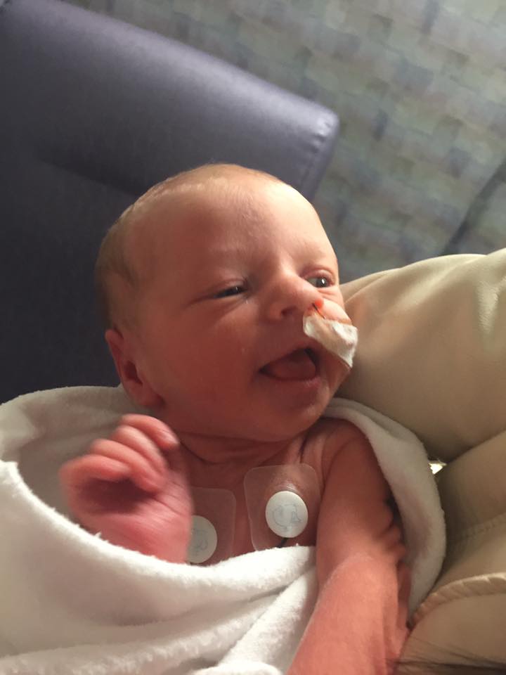Felici di essere vivi. Il sorriso della neonata prematura e dei suoi amici