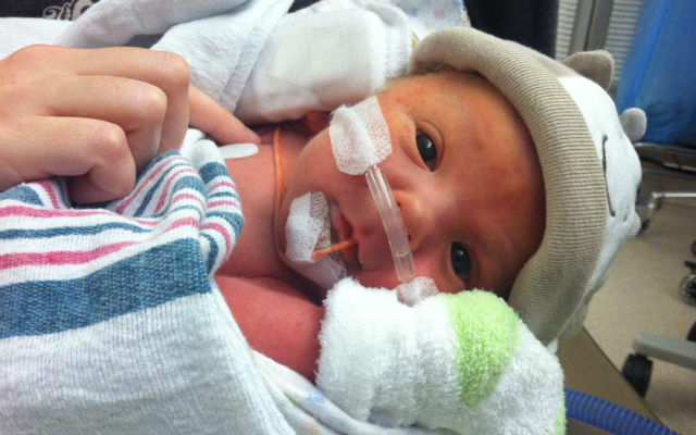 Felici di essere vivi. Il sorriso della neonata prematura e dei suoi amici