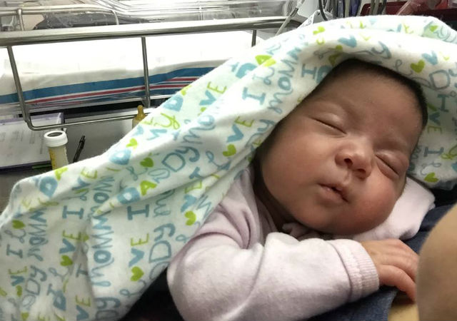 Felici di essere vivi. Il sorriso della neonata prematura e dei suoi amici