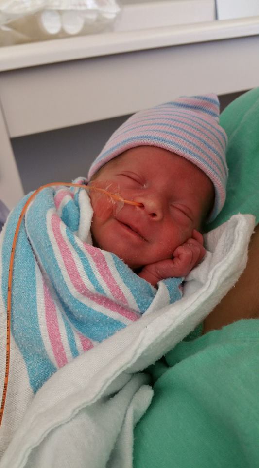 Felici di essere vivi. Il sorriso della neonata prematura e dei suoi amici