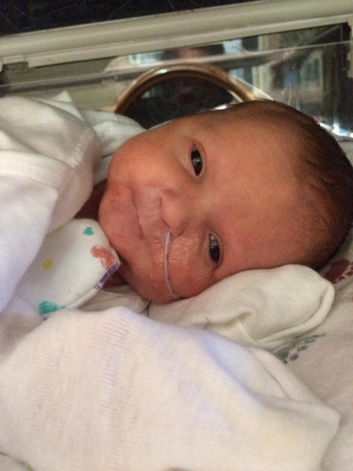 Felici di essere vivi. Il sorriso della neonata prematura e dei suoi amici