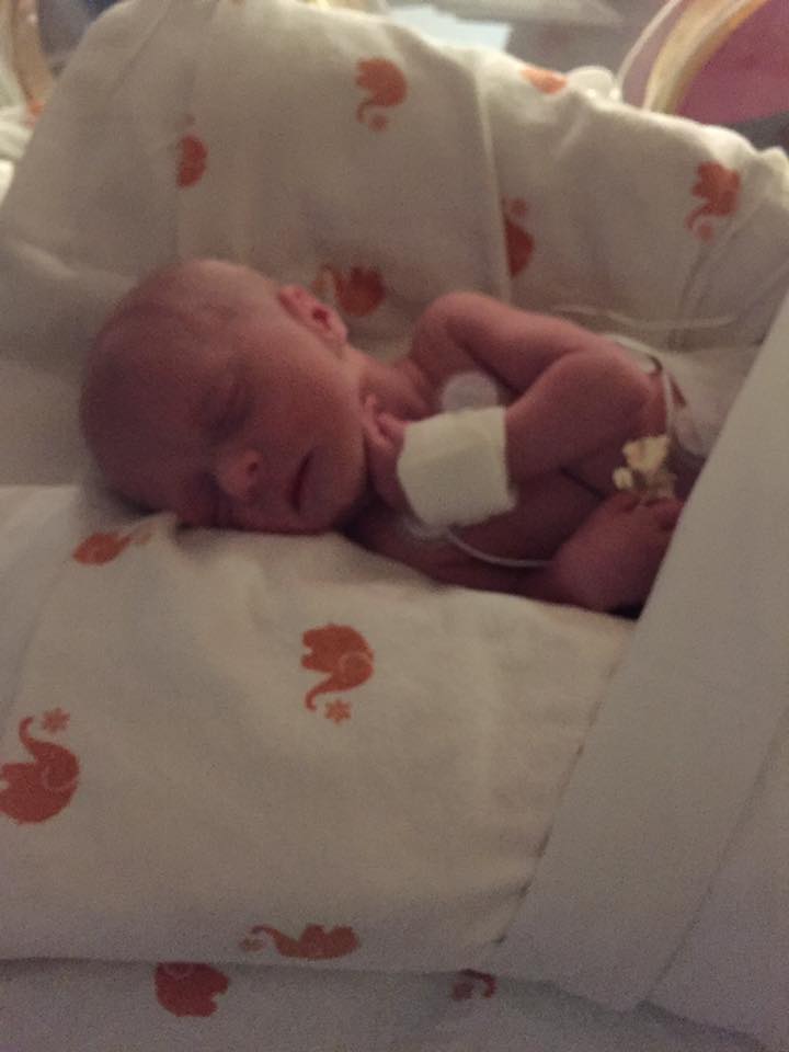 Felici di essere vivi. Il sorriso della neonata prematura e dei suoi amici