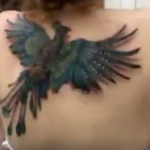 Il tatuaggio è così realistico che la fenice vola davvero